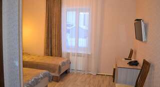 Гостиница Южная  Сарапул Двухместный номер с 2 отдельными кроватями и дополнительной кроватью-3