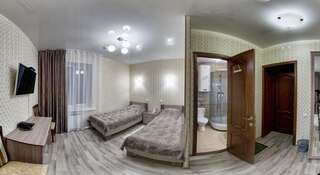 Гостиница Южная  Сарапул Двухместный номер с 2 отдельными кроватями и дополнительной кроватью-1