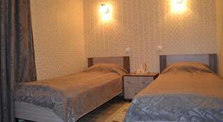Гостиница Южная  Сарапул Двухместный номер с 2 отдельными кроватями и ванной комнатой-2